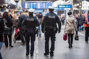 Unangemessenes Verhalten wird per Haftbefehl gesuchten Mann zum Verhängnis- Freundlichen Hinweis einer Bundespolizeistreife mit aggressiven Pöbeleien quittiert-