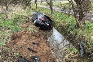 Unbekannter überfällt Stader Imbiss, Unbekannter schert zum Überholen aus, Gegenverkehr muss ausweichen und landet im Graben, Unbekannte entsorgen Altreifen und Ölkanister in der Buxtehuder Feldmark