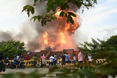 Flammen stiegen Dutzende Meter hoch in die Luft.