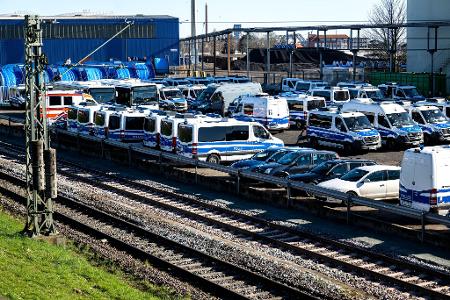 Zahlreiche Einsatzfahrzeuge stehen an der Bahnstrecke am Hafen.