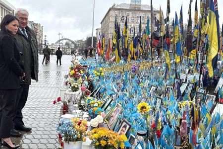 Ein Schweigemoment für Tausenden toten Soldaten und Soldatinnen der Ukraine - Ministerin Baerbock besucht Kiew.