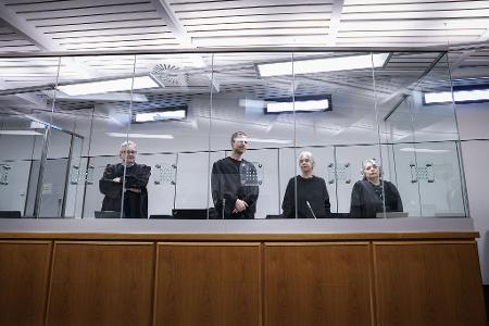 Das Landgericht Verden lehnte die Anträge der Verteidigung ab. Die frühere RAF-Terroristin Daniela Klette (2.v.r.) wird von Ulrich von Klinggräff, Lukas Theune und Undine Weyers (v.l.) vertreten. Das Landgericht Verden lehnte die Anträge der Verteidigung ab. Die frühere RAF-Terroristin Daniela Klette (2.v.r.) wird von Ulrich von Klinggräff, Lukas Theune und Undine Weyers (v.l.) vertreten.