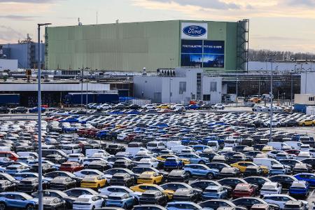 Ford-Elektroautos auf einem Kölner Parkplatz - ihr Verkauf läuft schleppend. 