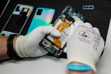 In einer Werkstatt wird ein altes Smartphone wiederaufbereitet. In einer Werkstatt wird ein altes Smartphone wiederaufbereitet.