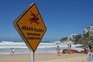 Monsterwellen in Sydney an berühmten Surfstränden