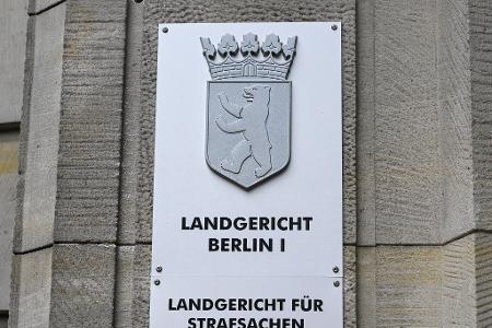 Vor dem Landgericht Berlin beginnt der Prozess gegen einen Influencer nach einem Raketenschuss in der Silvesternacht auf eine Wohnung in Neukölln. (Symbolbild)