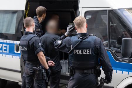 Die Gewerkschaft der Polizei (GdP) fordert angesichts der gestiegenen Zahl registrierter Gewalttaten bessere Technik und mehr Personal. (Archivbild)