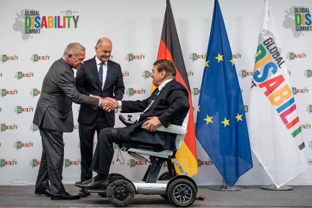 Nawaf Kabbara, Präsident des Weltverbandes der Selbstvertretungsorganisationen von Menschen mit Behinderungen, wies auf wachsende Unsicherheit in einer Zeit vieler Krisen und Kriege sowie wegen Finanzierungskürzungen hin. 