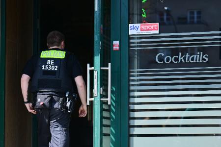 Im Fokus des Großeinsatzes von Justiz, Polizei und Bezirken stehen Läden wie Shisha-Bars, Spätis, Imbissstuben oder Cafés, in denen illegal aufgestellte Geräte vermutet werden. Im Fokus des Großeinsatzes von Justiz, Polizei und Bezirken stehen Läden wie Shisha-Bars, Spätis, Imbissstuben oder Cafés, in denen illegal aufgestellte Geräte vermutet werden.
