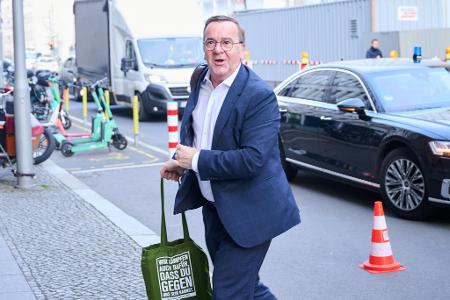 Verteidigungsminister Boris Pistorius (SPD) kommt zur Fortsetzung der Koalitionsverhandlungen mit der Union in die bayerische Landesvertretung.