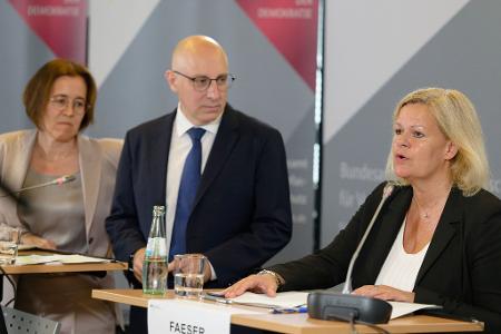 Seit dem Ausscheiden des langjährigen Präsidenten des Bundesamts für Verfassungsschutz, Thomas Haldenwang, leiten die Vizepräsidenten, Sinan Selen und Silke Willems, - hier mit Bundesinnenministerin Nancy Faeser (SPD) - die Behörde. (Archivbild)