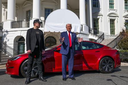 Der Präsident mach Reklame für Tesla.