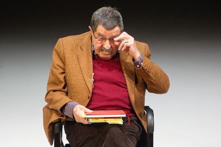 Literaturnobelpreisträger in Cordhose: Der Schriftsteller Günter Grass (1927-2015) liest aus seinen Gedichten vor. (Archivbild von 2013)
