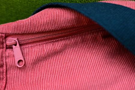 Ripp-Chic: Eine Tasche aus Cord liegt auf einem Sessel.