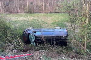 Mercedes stürzt Böschung herab - Vier Personen verletzt