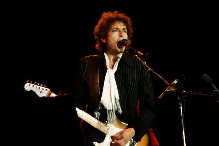 Eine Straße nach einem Literatur-Nobelpreisträger zu benennen, ist wohl nichts Ungewöhnliches. Doch der Bob Dylan Way in seiner Heimatstadt Duluth in Minnesota wurde schon zehn Jahre vor der Auszeichnung des Sängers so getauft.