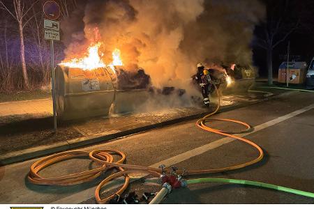 Die Feuerwehr München im Einsatz bei mehreren brennenden Müllcontainern im Münchner Westen. Die Feuerwehr München im Einsatz bei mehreren brennenden Müllcontainern im Münchner Westen.