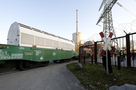Das Castor-Zug passiert das Tor zum Gelände des Zwischenlagers.