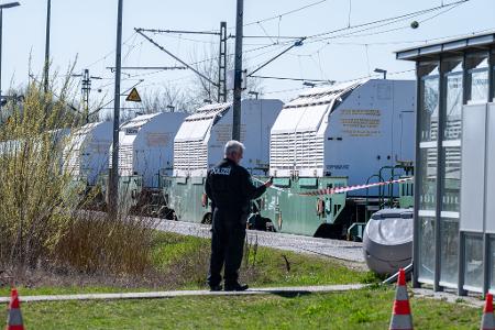 Im Bahnhof von Wörth an der Isar stoppte ein aus Niedersachsen kommender Castor-Transport. 
