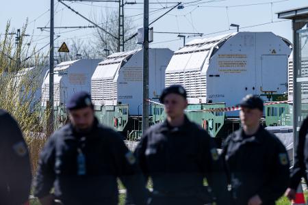 Polizisten sichern einen Zug mit Castor-Behältern ab.