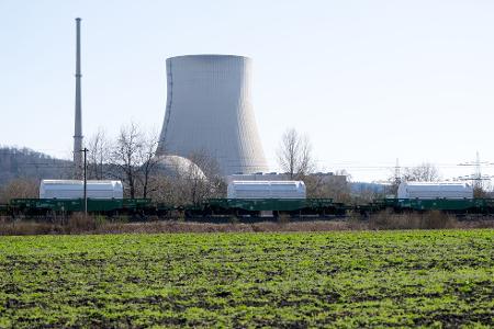 Ein Castor-Zug passiert das still gelegte Kraftwerk Isar im Landkreis Landshut.