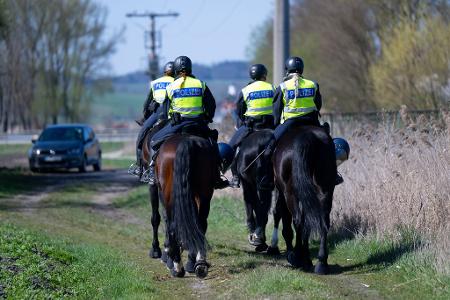 Reiter der Pferdestaffel der Bundespolizei Berlin sichern kurz vor der Ankunft eines Zuges mit Castor-Behältern Bahngleise ab.