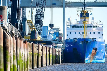 Ein Castor-Behälter wird aus einem Spezialschiff gehoben.