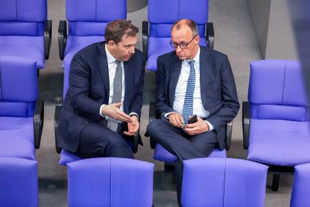 Vielleicht bald Vize und Kanzler?: Die Vorsitzenden von SPD und CDU, Lars Klingbeil und Friedrich Merz. (Archivbild)