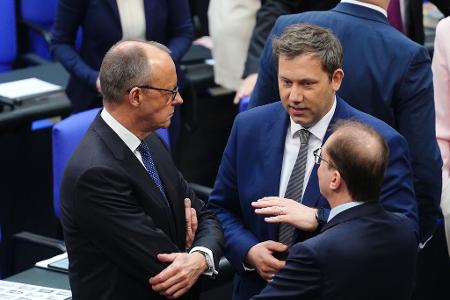 Noch verhandeln sie über eine Regierungsbildung: Merz, Klingbeil und CSU-Landesgruppenchef Alexander Dobrindt. (Archivbild) Noch verhandeln sie über eine Regierungsbildung: Merz, Klingbeil und CSU-Landesgruppenchef Alexander Dobrindt. (Archivbild)