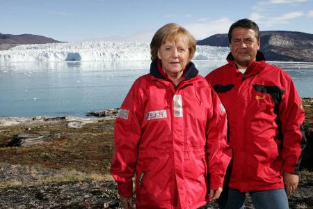 Die Kanzlerin und ihr Vize im Partnerlook vor dem Gletscher: 2007 besuchten Merkel und Gabriel gemeinsam Grönland. (Archivbild)