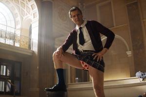 Erster Trailer zur "Nackte Kanone"-Neuauflage: Liam Neeson erledigt Geiselnehmer im Minirock