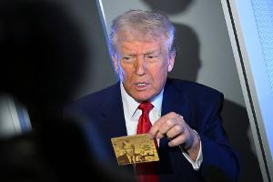Trump präsentiert teure "Gold Card" für reiche Einwanderer