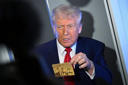US-Präsident Donald Trump zeigt eine sogenannte Gold Card, auf der er abgebildet ist. US-Präsident Donald Trump zeigt eine sogenannte Gold Card, auf der er abgebildet ist.