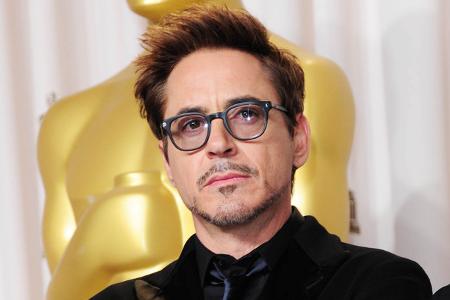 Robert pflegte ein gutes Verhältnis zu seinem Vater, auch wenn dieser sich nicht immer gewissenhaft verhalten hat. So war es Papa Downey, der seinen Sohn zu Drogen führte. Seinen ersten Joint bekam er ...