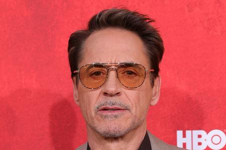 Drogen führten auch dazu, dass seine Filmkarriere Ende der 90er-Jahre zum Erliegen kam, denn zu dem Zeitpunkt hatte sich Robert Downey Jr. bereits einen zweifelhaften Ruf erarbeitet. Er galt als unzuv ...