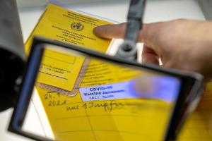 Bei den Ermittlungen gegen einen Arzt wegen manipulierter Corona-Impfungen wurden von der Kripo auch sichergestellte Impfpässe untersucht. Nun ist der gesuchte Mediziner nach jahrelanger Flucht in Südamerika gefasst worden. (Archivfoto)