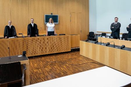 Zu Beginn eines Prozesses wegen manipulierter Corona-Impfungen vor dem Landgericht Augsburg blieb der Stuhl des Angeklagten im Juni 2023 leer. Der beschuldigte Arzt war geflohen. Nun wurde der 75-Jährige in Südamerika gefasst. (Archivbild)