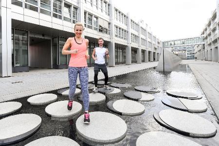 Wenn beim Joggen genug Luft bleibt, um sich zu unterhalten, ist die Intensität moderat. Und auch das hilft dabei, mehr Fitness aufzubauen. 