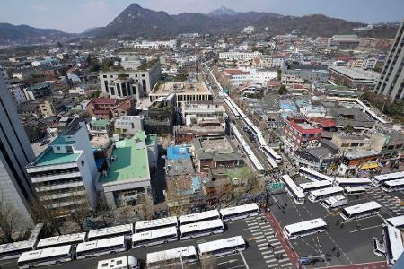 Als Teil der Sicherheitsvorkehrungen wurden Straßen rund um das Verfassungsgericht in Seoul mit Polizeibussen blockiert.