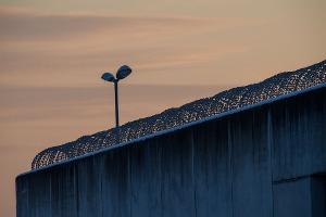 Gefängnis-Insasse soll Ehefrau bei Besuch getötet haben