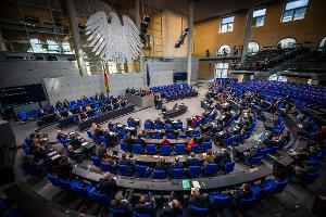 AfD zieht in Umfrage erstmals mit Union gleich