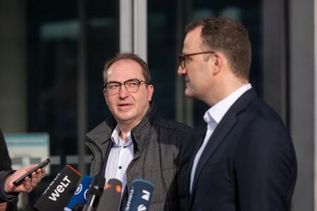 Dobrindt (l) zeigt sich trotz der Umfrage optimistisch. 