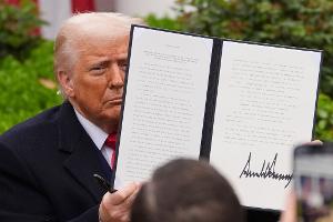 Trumps universelle Zehn-Prozent-Zölle in Kraft