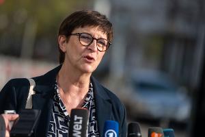 Steigende AfD-Werte überschatten Koalitionsverhandlungen