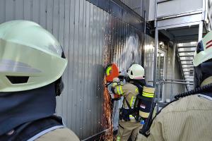 Feuer unter Schulcontainer