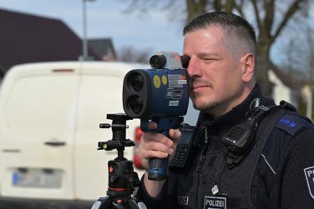  Mit verstärkten Geschwindigkeitskontrollen plant die Polizei in mehreren Bundesländern gegen Raser vorzugehen. 