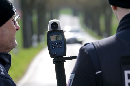 Kommunen und Länder nehmen jedes Jahr Millionen ein, weil Fahrerinnen und Fahrer zu viel Gas geben.