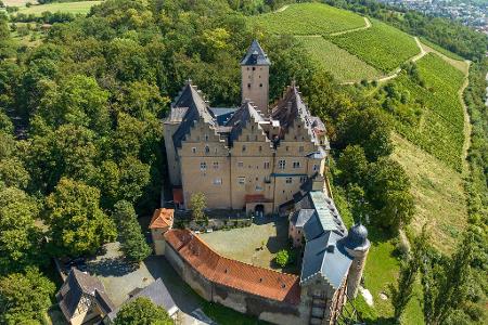 Sommerlicher Blick auf Schloss Mainberg bei Schweinfurt (Luftaufnahme mit einer Drohne). Die Gemeinde Schonungen in der Nähe von Schweinfurt sucht einen neuen Besitzer für das Schloss Mainberg, in dem Gunter Sachs geboren wurde.