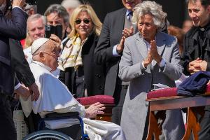 Papst Franziskus zeigt sich überraschend auf dem Petersplatz