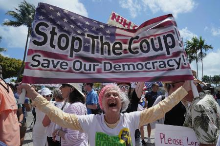 Tausende Amerikaner gehen gegen Trumps Politik auf die Straßen. 
